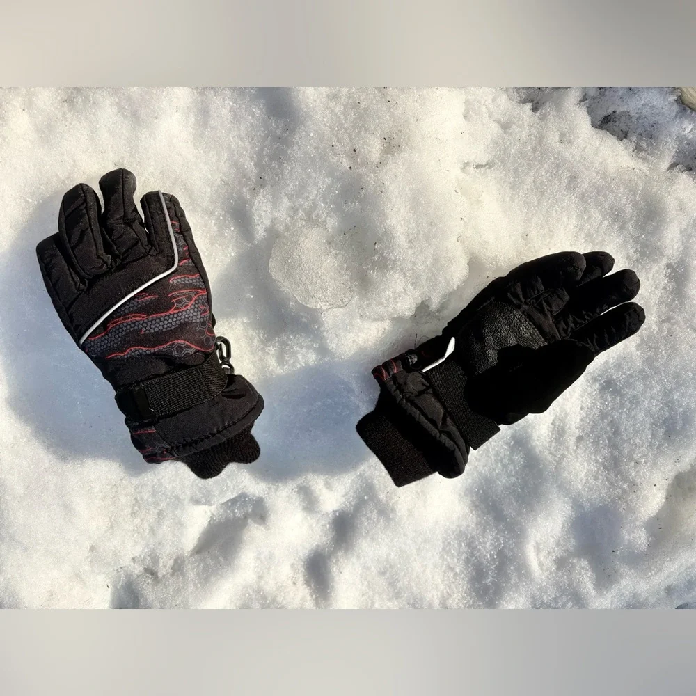 3M THINSULATE | Insulated Black and Red Winter Gloves | Kids Size S 4-7